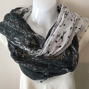Infinity Scarf Black Gray White print EUC Kensie